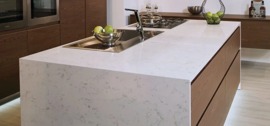 Bianco Carrera – Monteringsbilder | Lys kompositt benkeplate med marmor look